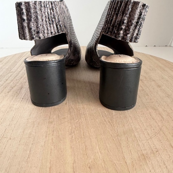 Clarks Somerset Women’s 8 Snake Print Peep Toe Block Heel Sandals Ankle Booties - Picture 4 of 7